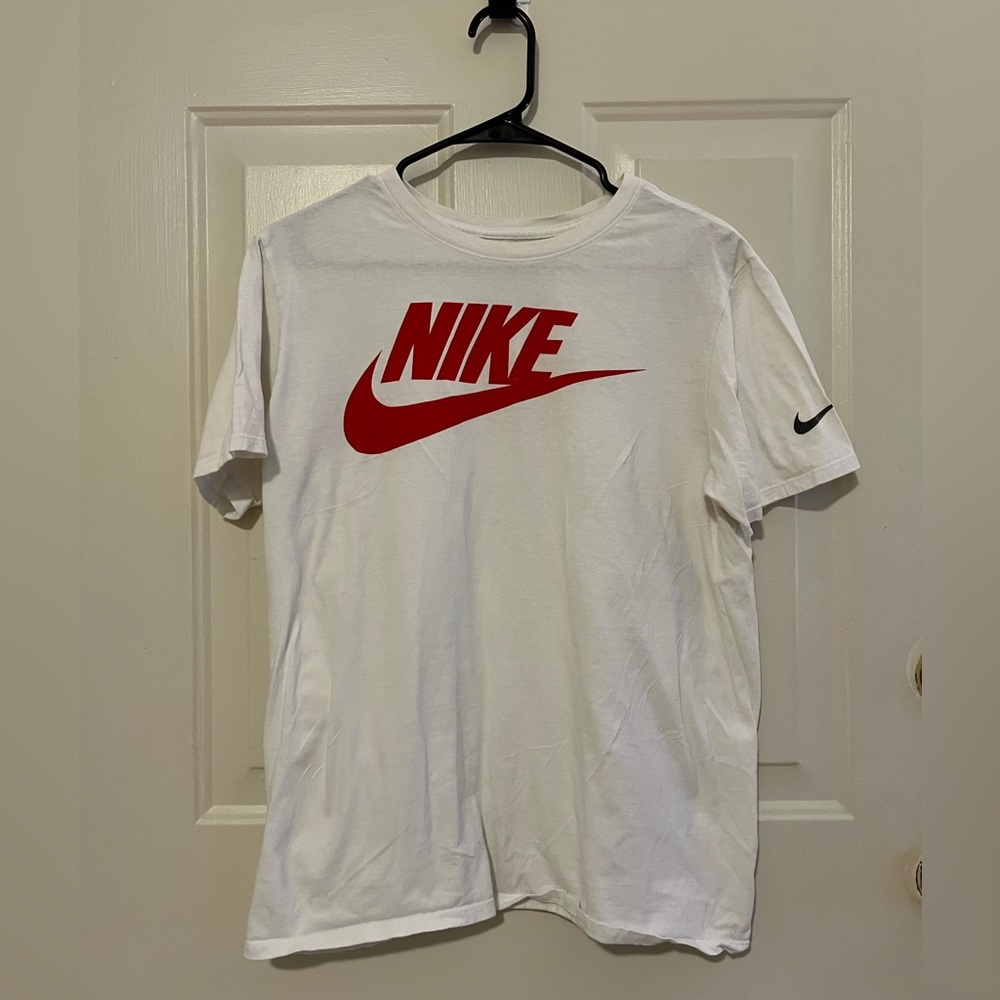 Nike Men’s Tee Athletic Cut Size Medium Red Swoosh White Cotton Short Sleeve